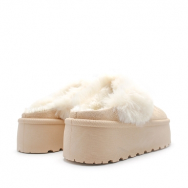 zuecos estilo ugg​