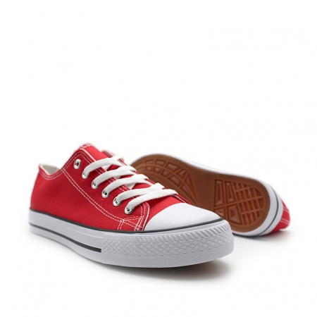 Detalle puntera de goma zapatilla lona roja