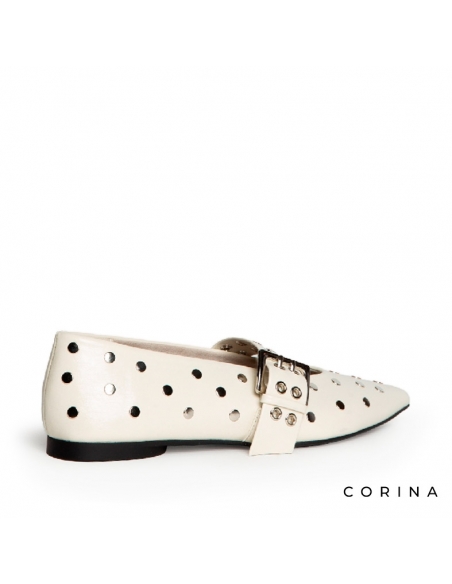 zapatos planos beige tachuelas