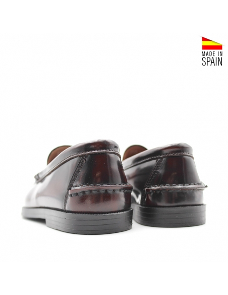 zapatos castellanos niño burdeos vista trasera con acabado en piel