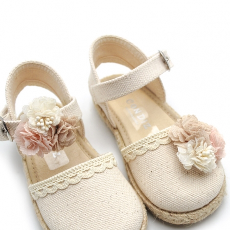 Adornos de tres flores beige