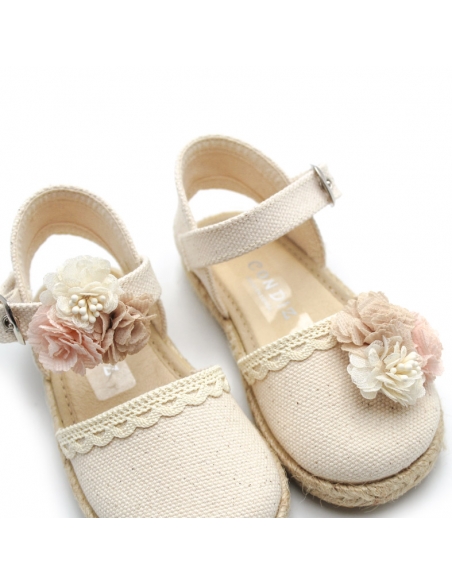 Adornos de tres flores beige