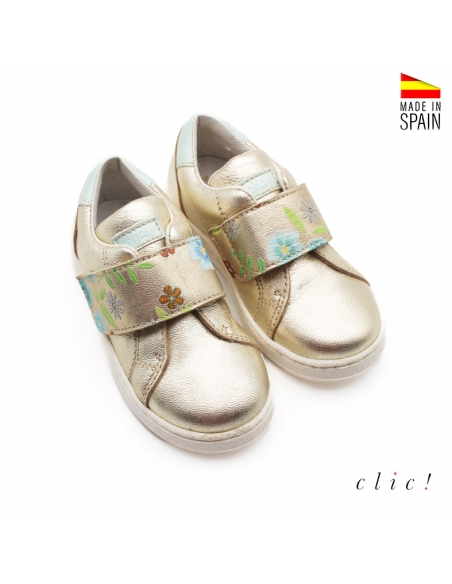 deportivas doradas con flores