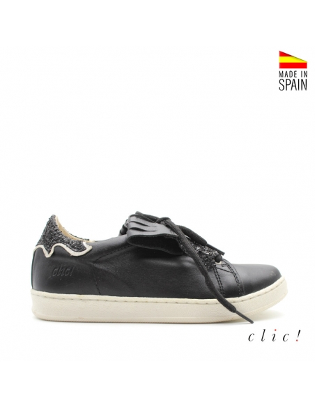 Zapatilla con lengüeta flecos negra