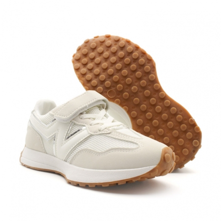 zapatillas blancas de niña​