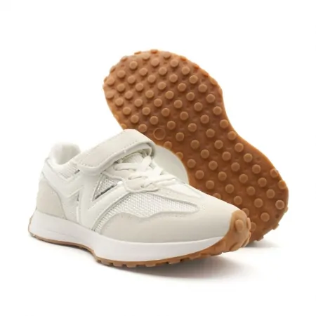 zapatillas blancas de niña​