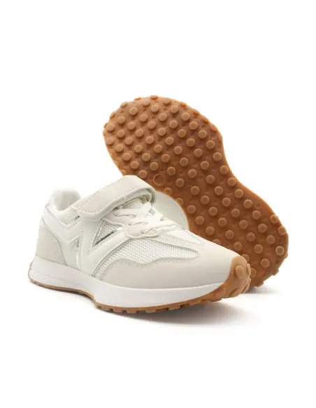 zapatillas blancas de niña​