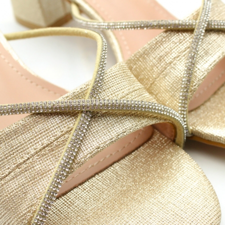 Sandalias doradas con tacón