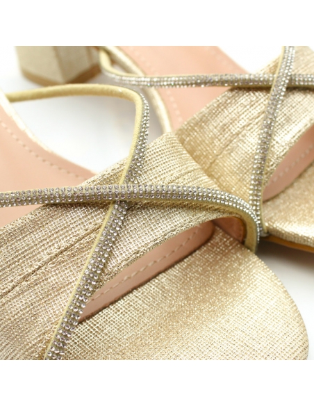 Sandalias doradas con tacón