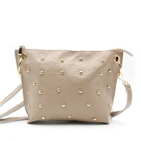 Bolso de piel con tachas doradas