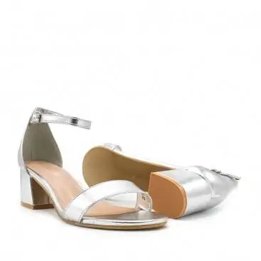 sandalia plateada tacon​