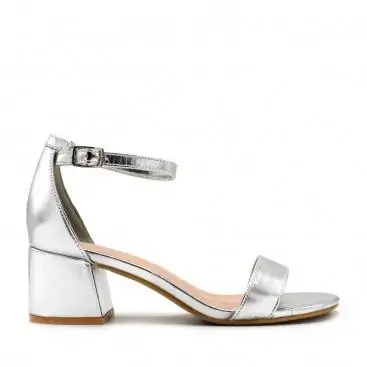 sandalias plateadas tacon bajo​