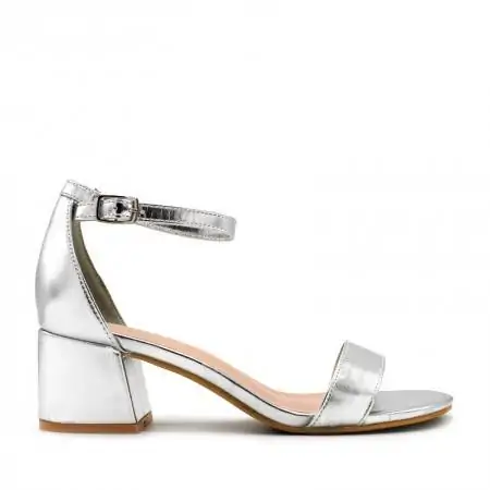 sandalias plateadas tacon bajo​