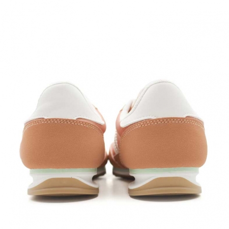 zapatillas color naranja mujer​