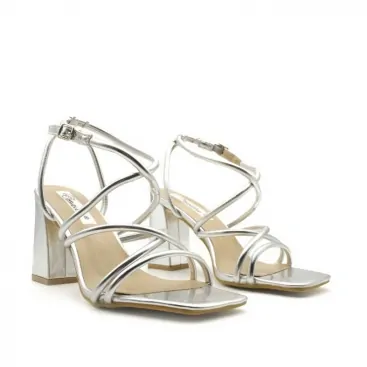 Sandalias plateadas con tacón