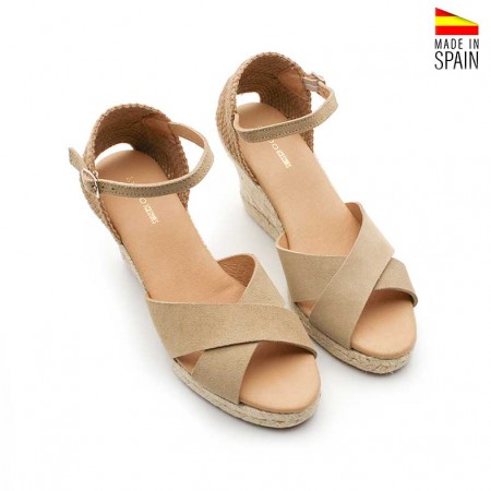 Cuñas altas beige con hebilla