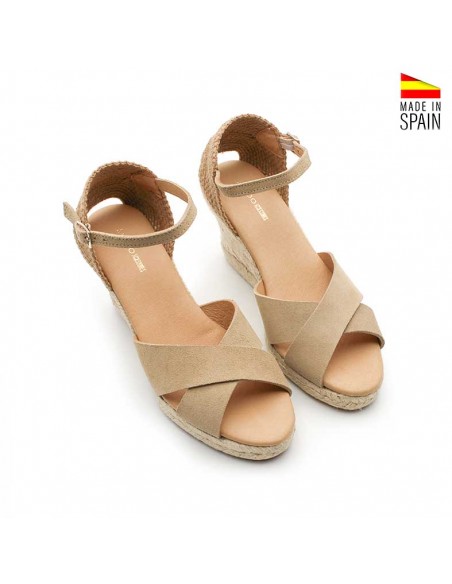 Cuñas altas beige con hebilla