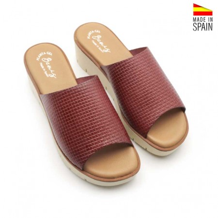 Cuñas de piel burdeos