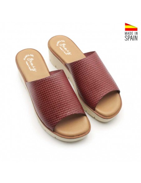 Cuñas de piel burdeos