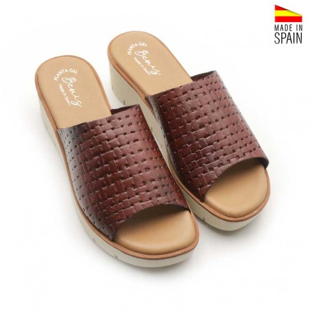 Sandalias color cuero con cuña