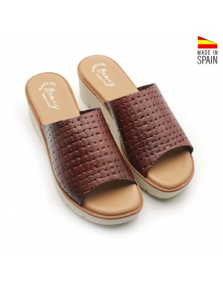 Sandalias color cuero con cuña