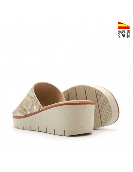 Sandalias beige con plataforma