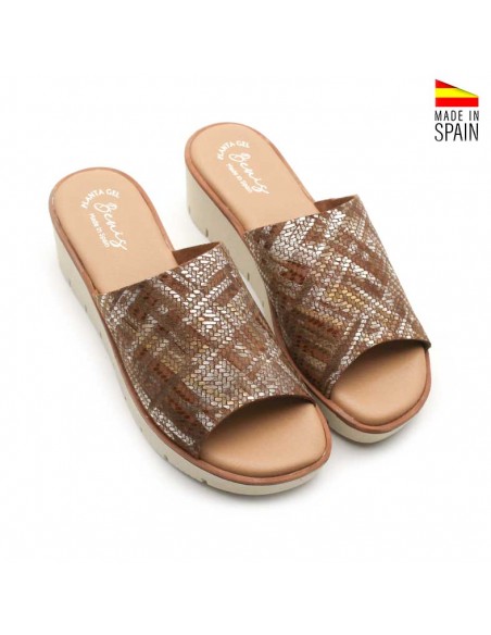 Sandalia metalizada marrón
