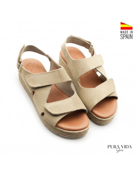Sandalias de serraje beige cuña