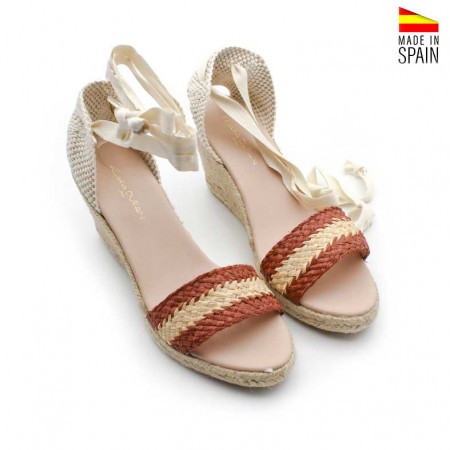 Sandalias de cuña de esparto con cintas ajustables en beige