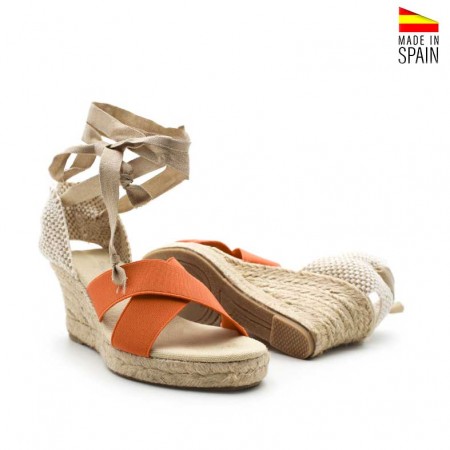sandalias naranjas atadas