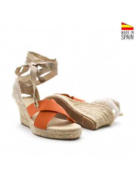 sandalias naranjas atadas