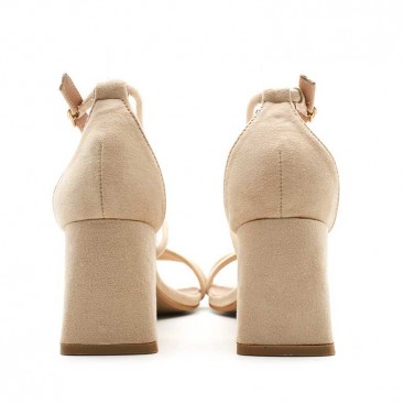 Sandalia beige tacón ancho​