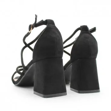 sandalia negra tacón medio​