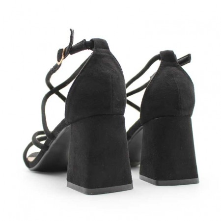 sandalia negra tacón medio​