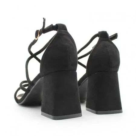 sandalia negra tacón medio​