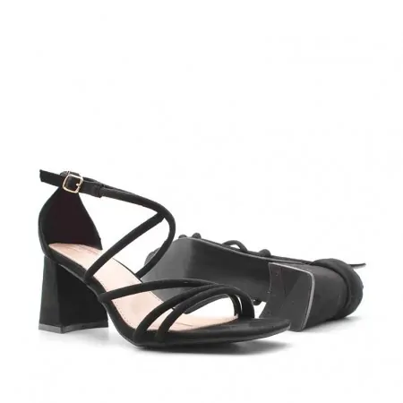 sandalia tiras negra tacon