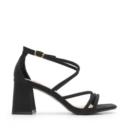 sandalia negra tacón ancho​