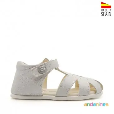 Sandalias blancas niña piel