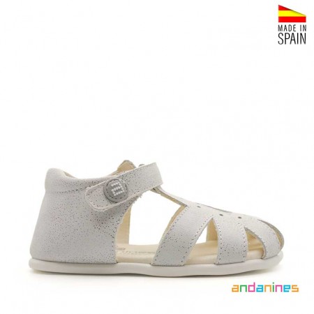 Sandalias blancas niña piel