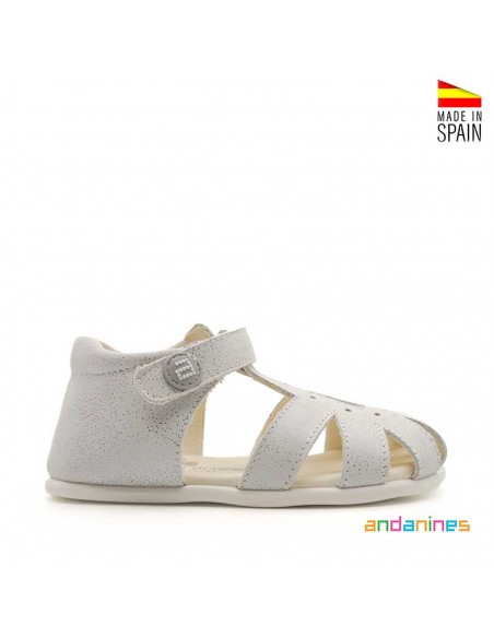 Sandalias blancas niña piel