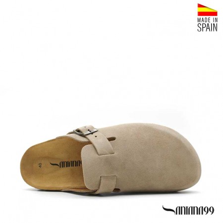 Zueco hebilla taupe Made in Spain con suela EVA ligera vista superior.