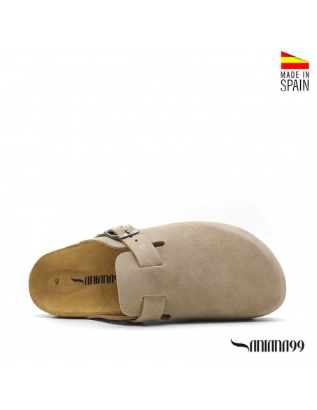 Zueco hebilla taupe Made in Spain con suela EVA ligera vista superior.