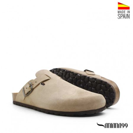 Par de zuecos taupe de piel serraje Santana99 con diseño unisex y plantilla bio.