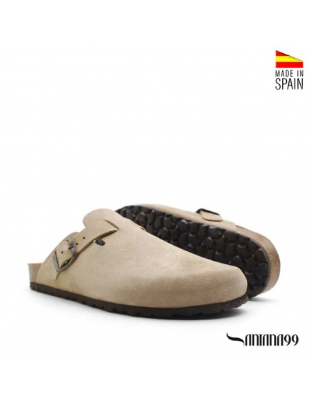Par de zuecos taupe de piel serraje Santana99 con diseño unisex y plantilla bio.