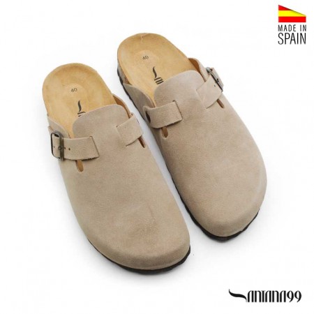 Zueco bio taupe con hebilla oro envejecido y suela de corcho vista frontal.