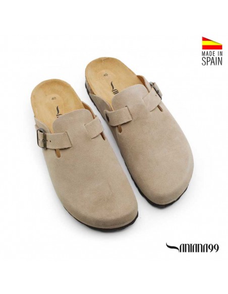 Zueco bio taupe con hebilla oro envejecido y suela de corcho vista frontal.