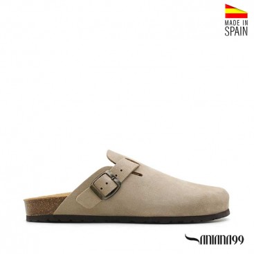 Zueco hebilla taupe de piel serraje Santana99 fabricado en España vista lateral.