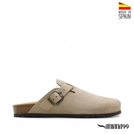 Zueco hebilla taupe de piel serraje Santana99 fabricado en España vista lateral.