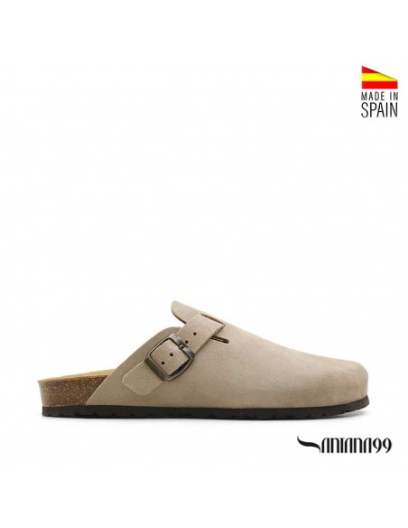 Zueco hebilla taupe de piel serraje Santana99 fabricado en España vista lateral.