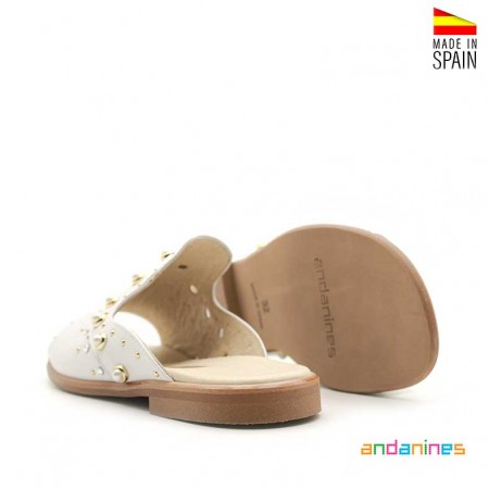 Sandalias comunión niña tipo zueco blancas de piel Andanines vista lateral